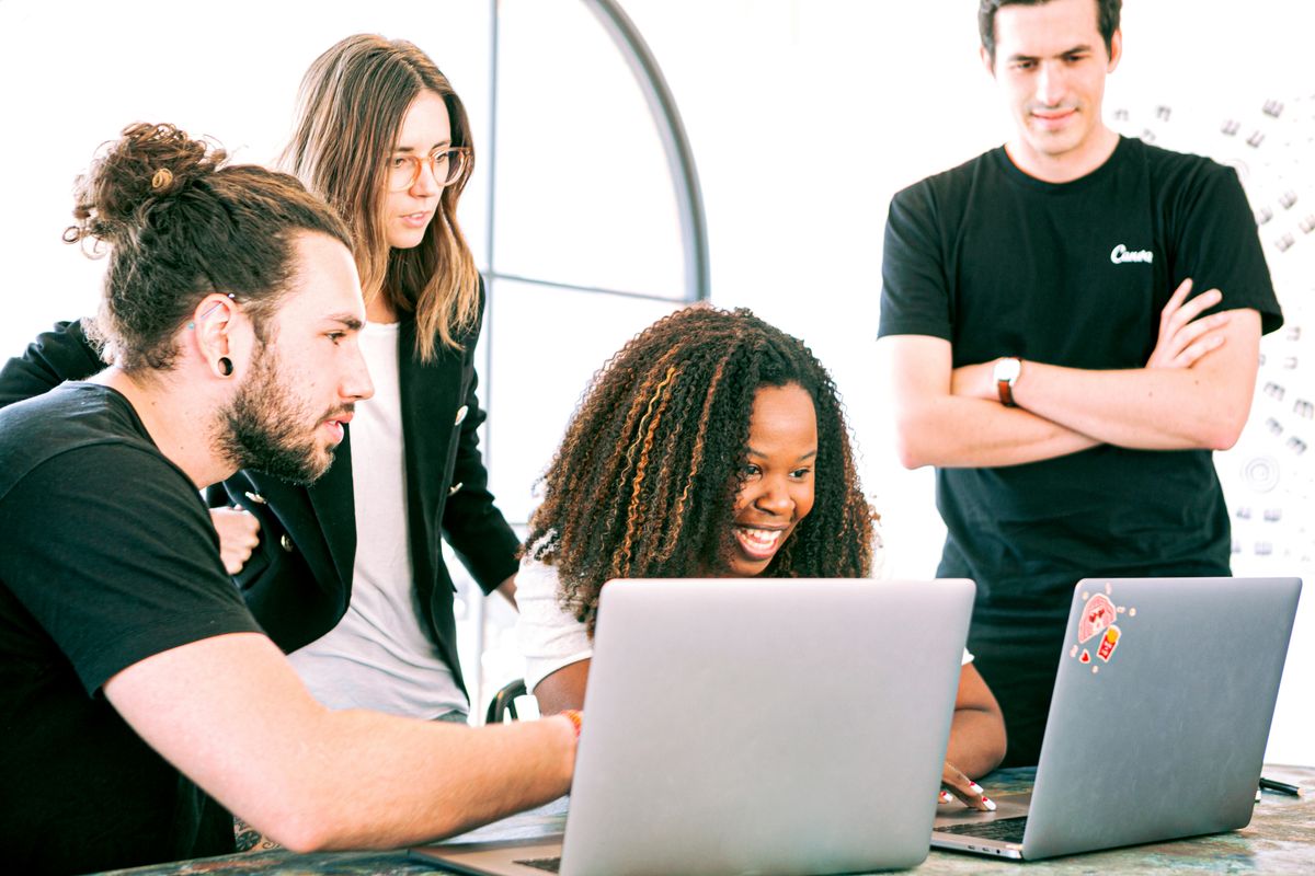 When Should a Startup Hire an Internet Lawyer? A Stage Guide featured image